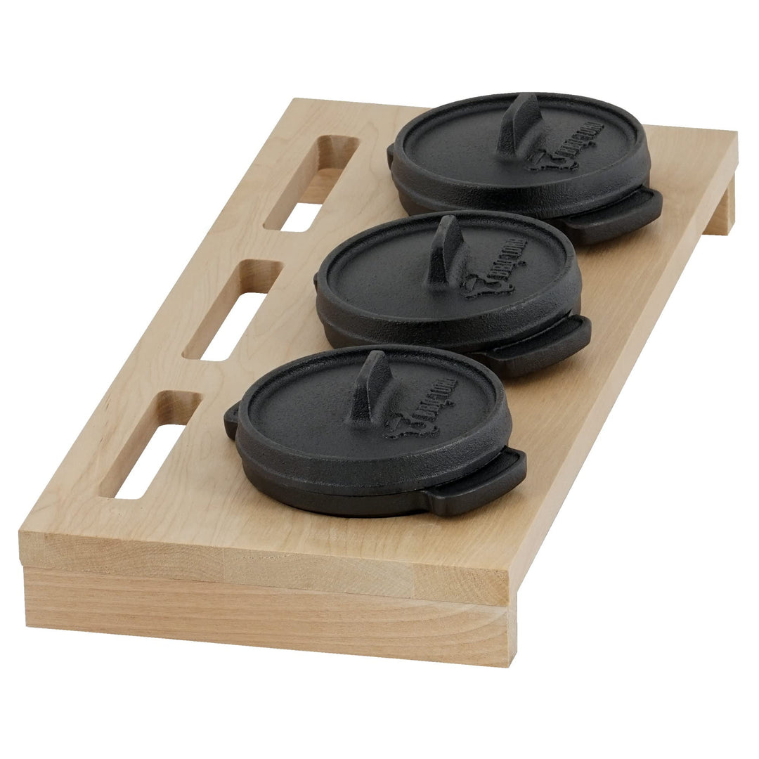 BBQ-Toro Mini Dutch Oven Set mit Holzunterlage | 3 x Ø 11 cm | Gusseisen 3er Set Serviertöpfe | bere