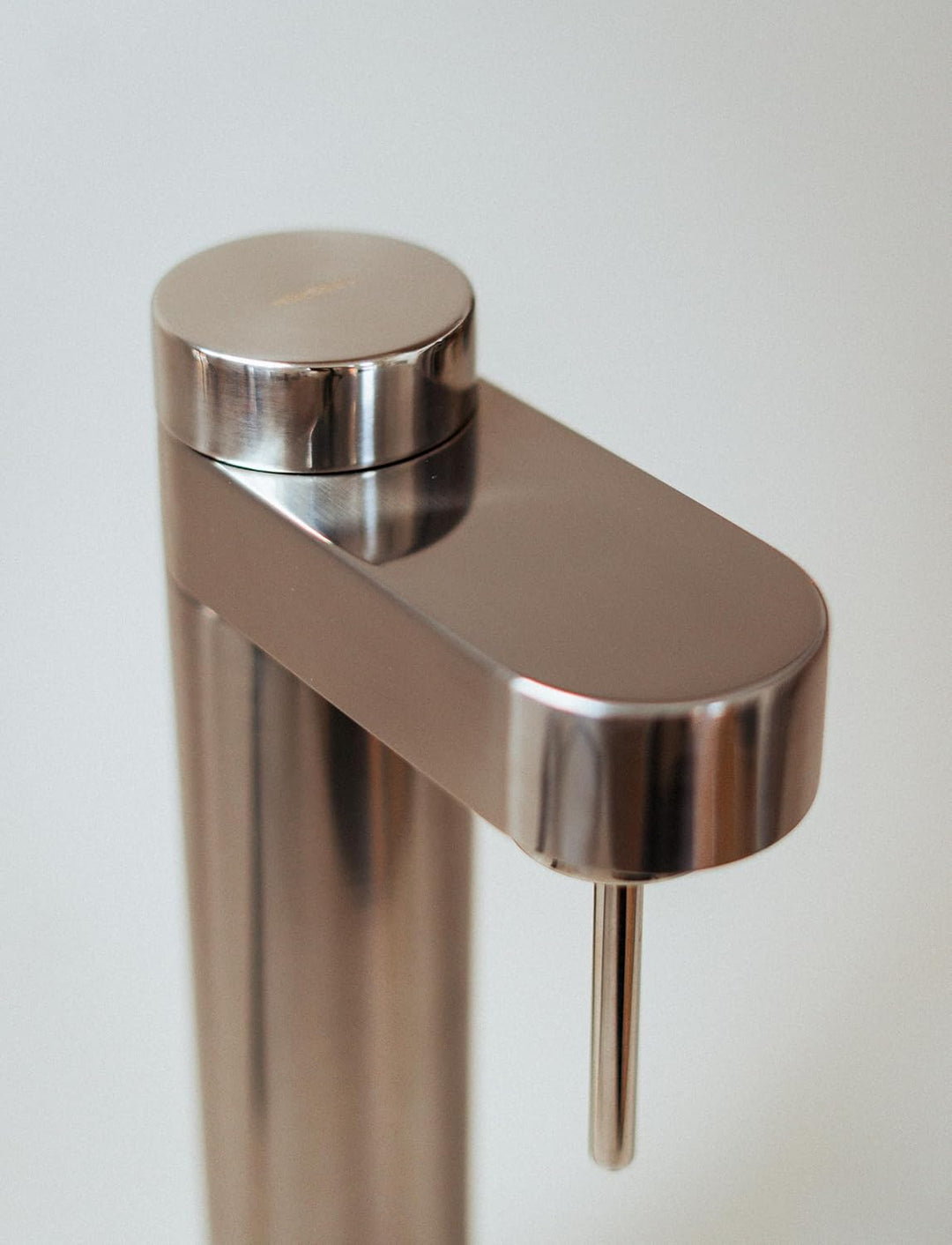 Stelton Brus Wassersprudler mit flasche, Premium Carbonator für Wasser mit CO2 - Einstellbare Sprude