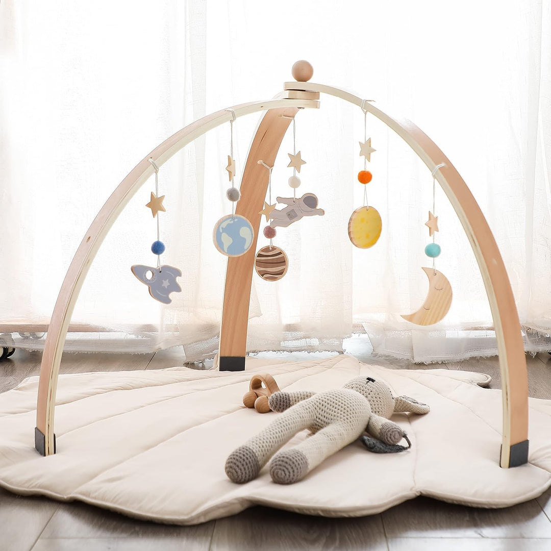 WOODEN TEETHER Spielbogen Baby aus Holz mit 5 abnehmbaren sensorischen Spielzeugen | Montessori Spie