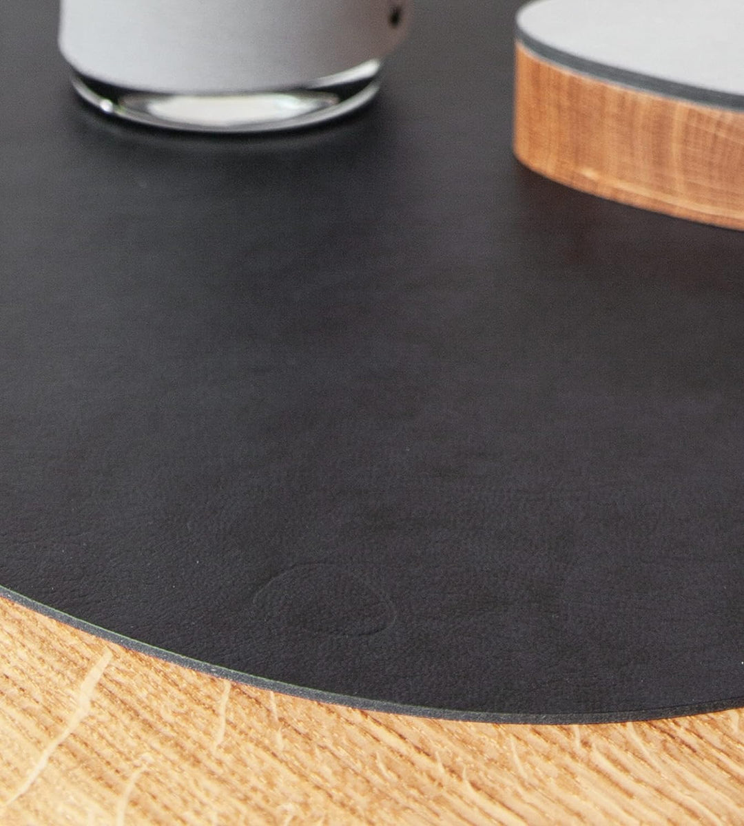 Lind DNA Tischset Curve Double L Recyceltes Leder Cloud/Nupo Schwarz-Metallic, Masse: 37cm x 44cm, 9