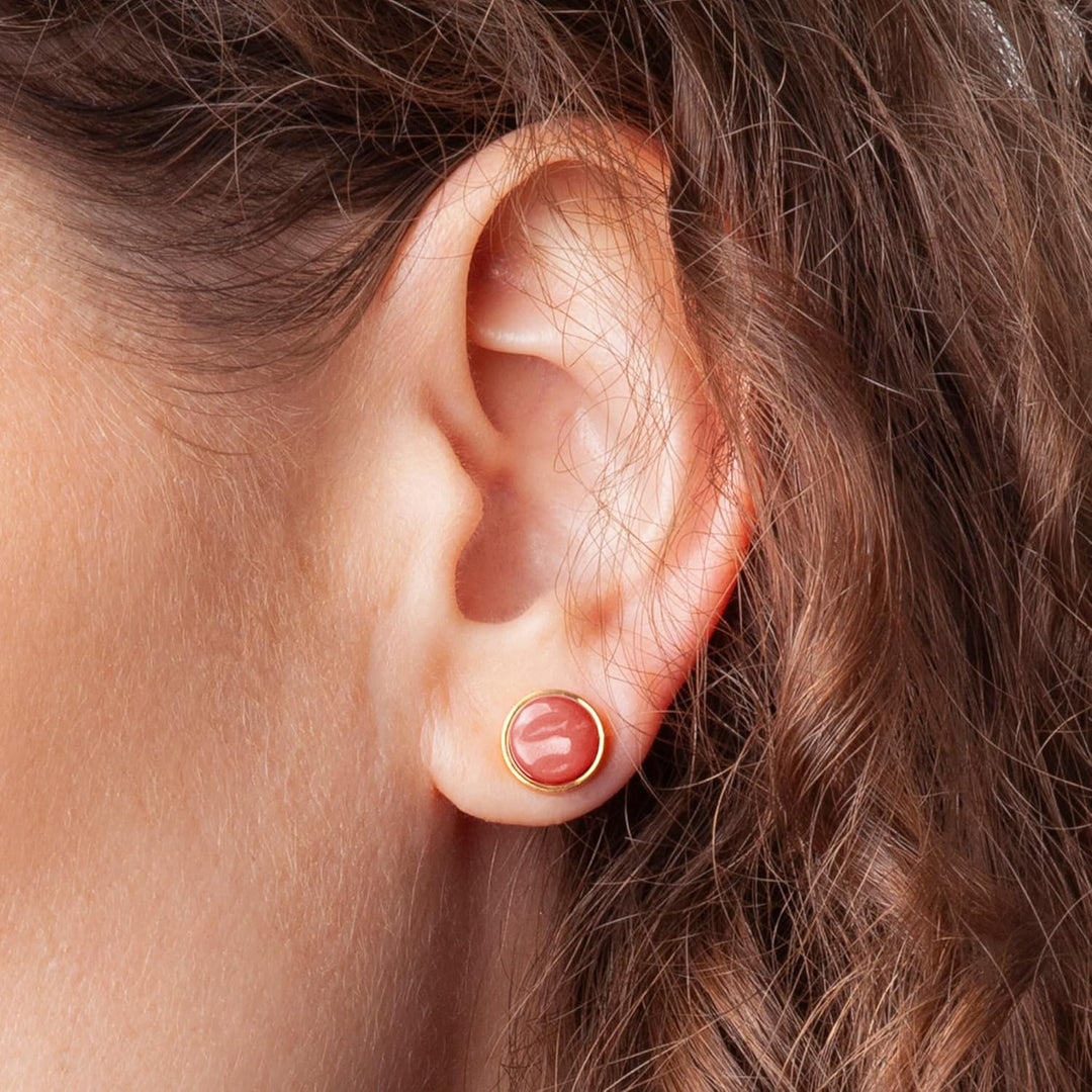 Kleine Ohrstecker gold mit Stein • Rote Ohrringe für Damen • Nachhaltiger Modeschmuck aus Edelstahl