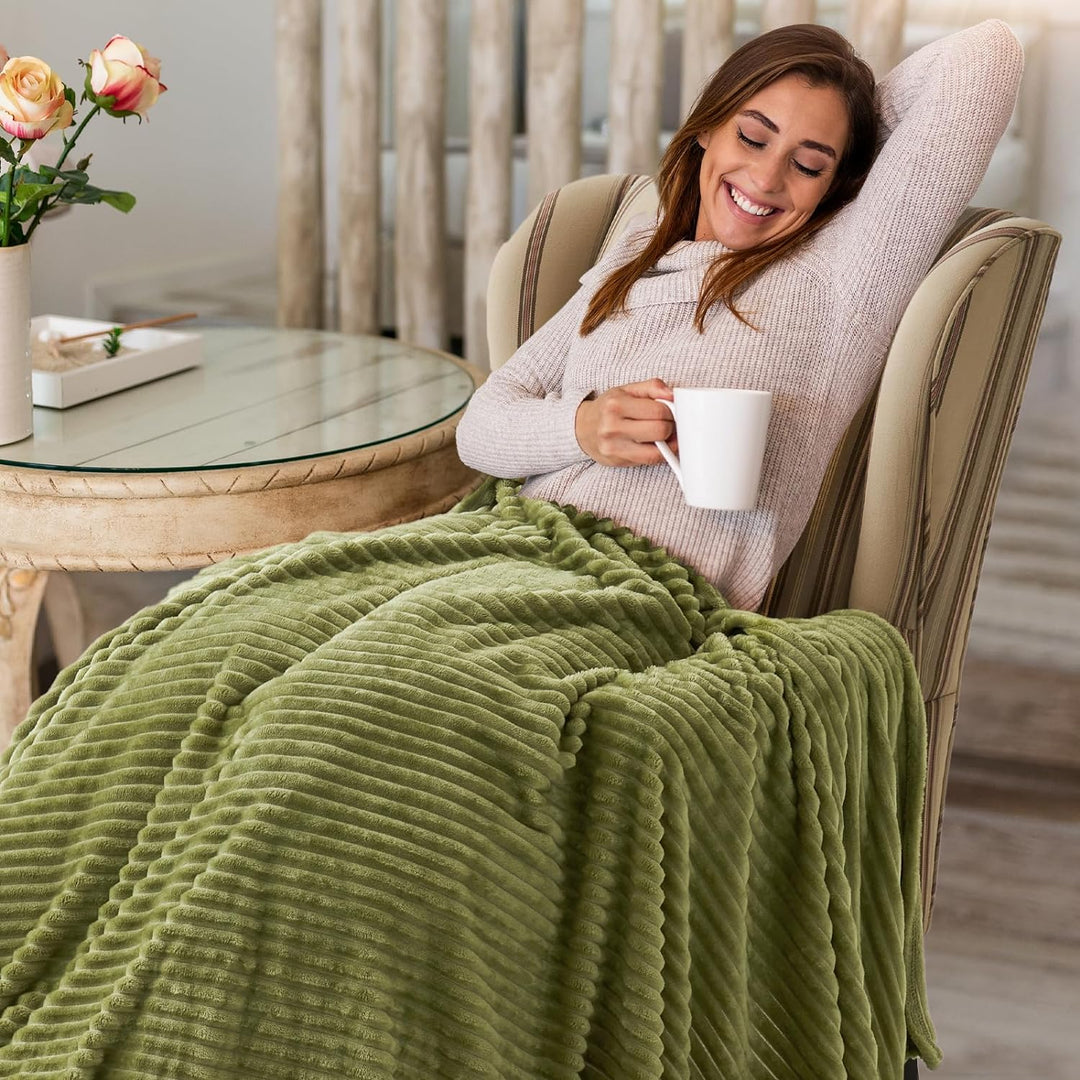 MIULEE Kuscheldecke Fleecedecke Flanell Decke Pompoms Einfarbig Wohndecken Couchdecke Flauschig Über