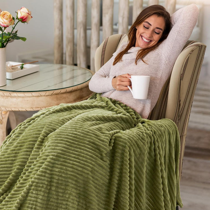 MIULEE Kuscheldecke Fleecedecke Flanell Decke Pompoms Einfarbig Wohndecken Couchdecke Flauschig Über