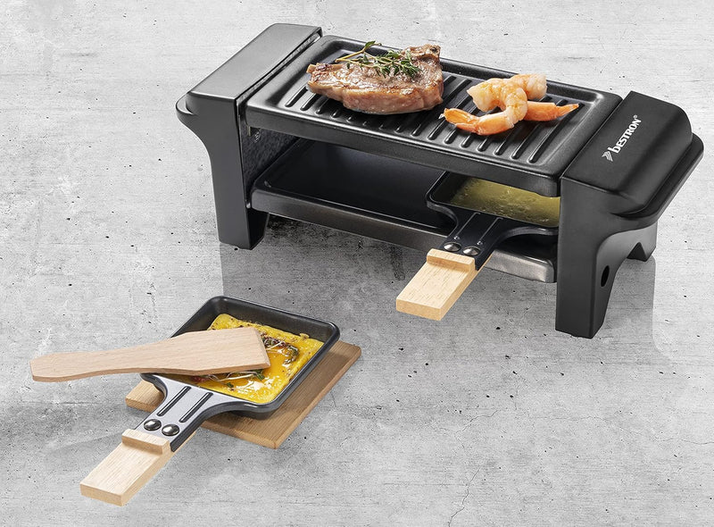 Bestron Raclette für 1 bis 2 Personen, Mini Tischgrill mit zwei Pfännchen, zwei Holzschabern & zwei