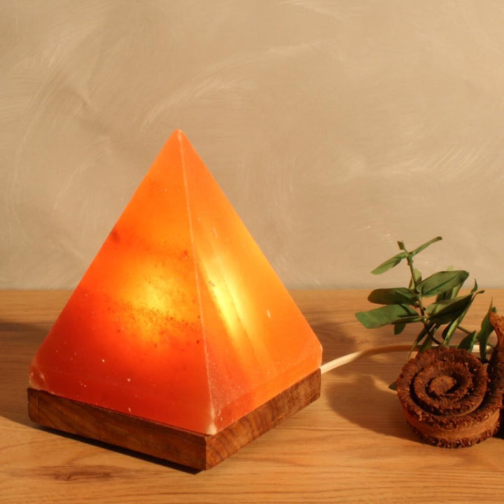 Beleuchteter Salzkristall Pyramide mit Holzsockel, inklusive Elektrik und Spezial-Leuchtmittel (E14)