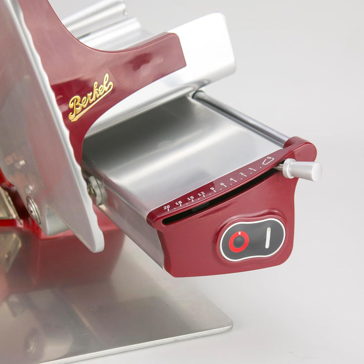 Berkel Aufschnittmaschine Home Line 250 in Rot - Premium Schneidemaschine inkl. passgenauem handgefe