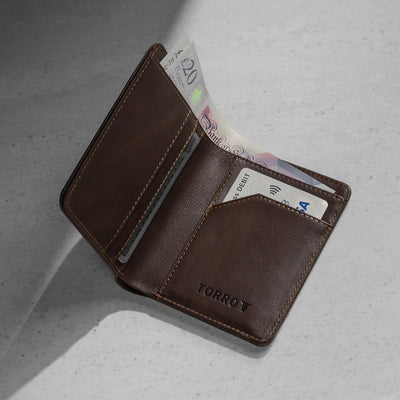 TORRO Herren Geldbörse - Premium-Echtleder-Geldbörse mit RFID-Schutz Slim Bi-Fold Dunkelbraun, Slim