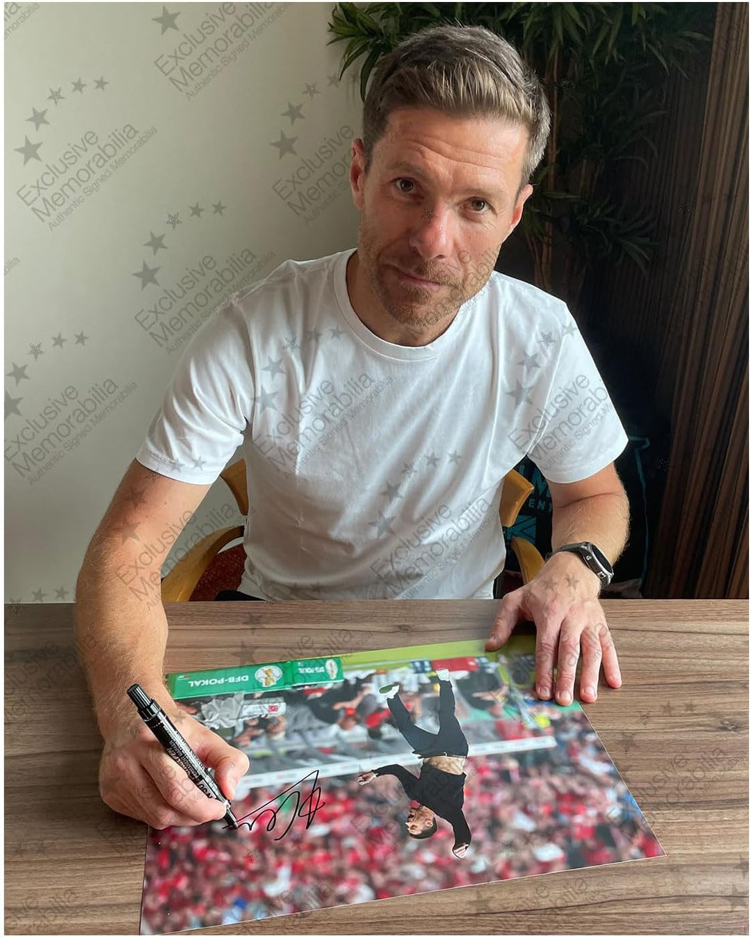 Exclusive Memorabilia Bayer Leverkusen Foto signiert von Xabi Alonso. Deluxe-Rahmen