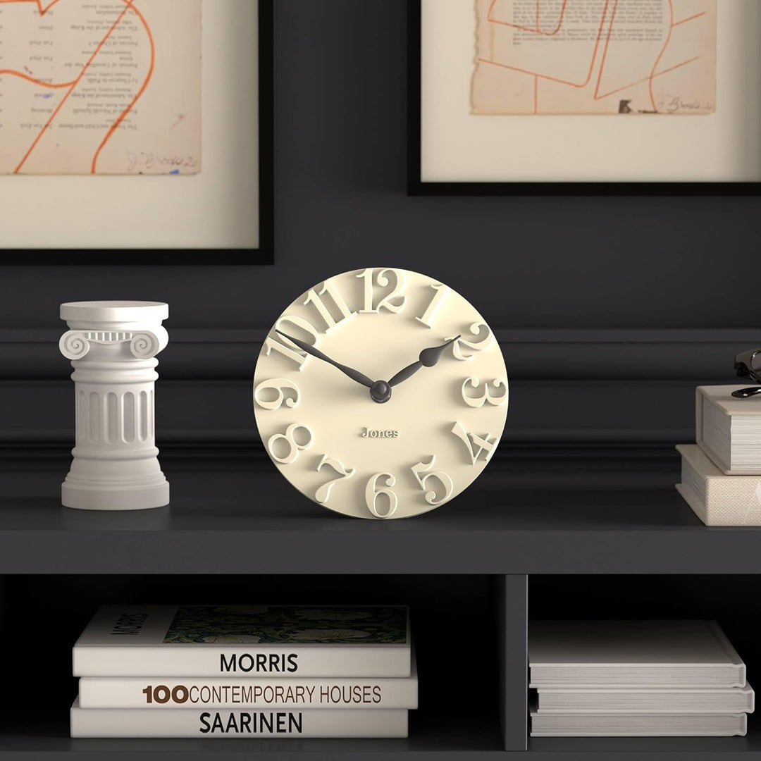 JONES CLOCKS® Hampstead Schreibtisch Uhr | Freistehend | Blasscreme | Elegante, erhabene Ziffern | I