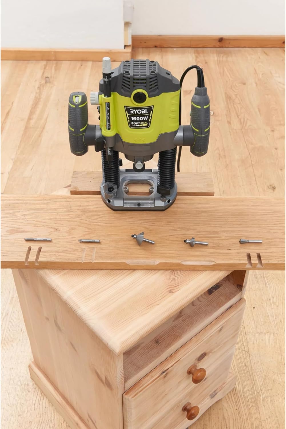 RYOBI RRT1600 – K – Oberfräse, 1600 W + 5 Fräsen
