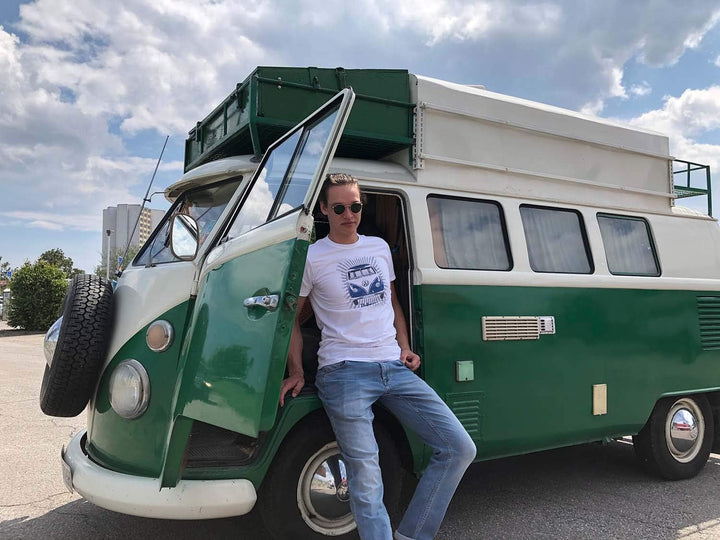 BRISA VW Collection - Volkswagen T-Shirt Unisex-Kurzarm &amp; Rundkragen mit T1 Bulli Bus Motiv aus Baum