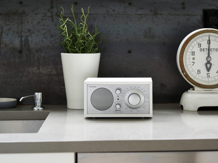 Tivoli Audio Model One BT Bluetooth UKW-/MW-Tisch Radio (Weiss/Silber) Weiss / Silber, Weiss / Silbe