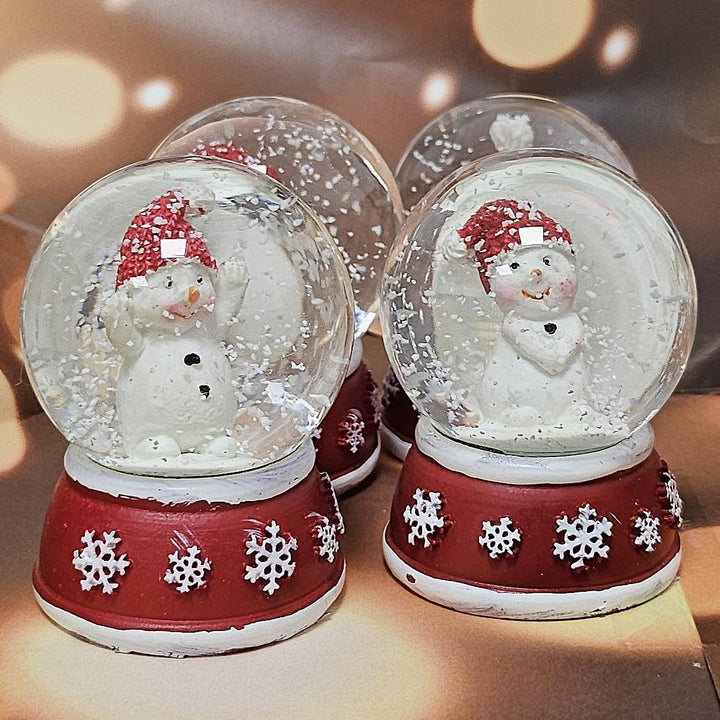 4 x süsse Mini-Schneekugeln Nostalgie | Weihnachtsmann Schneemann auf Sockel rot Gold | Winterschal