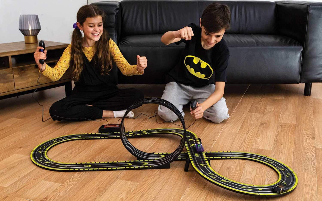 Micro Scalextric Batman vs Joker im Set, batteriebetriebenes Rennset, Batman vs Joker
