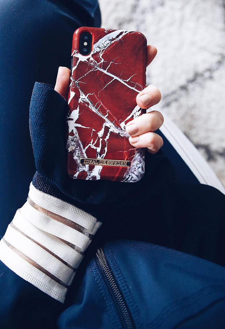 IDEAL OF SWEDEN Handyhülle für iPhone XS & X (Scarlet Red Marble)