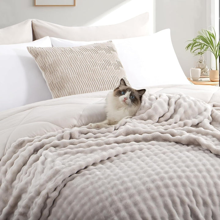 RUIKASI Bubble Decke Kuscheldecke Flauschig Beige - 150x200cm Sofadecke & Couchdecke aus Plüsch, War