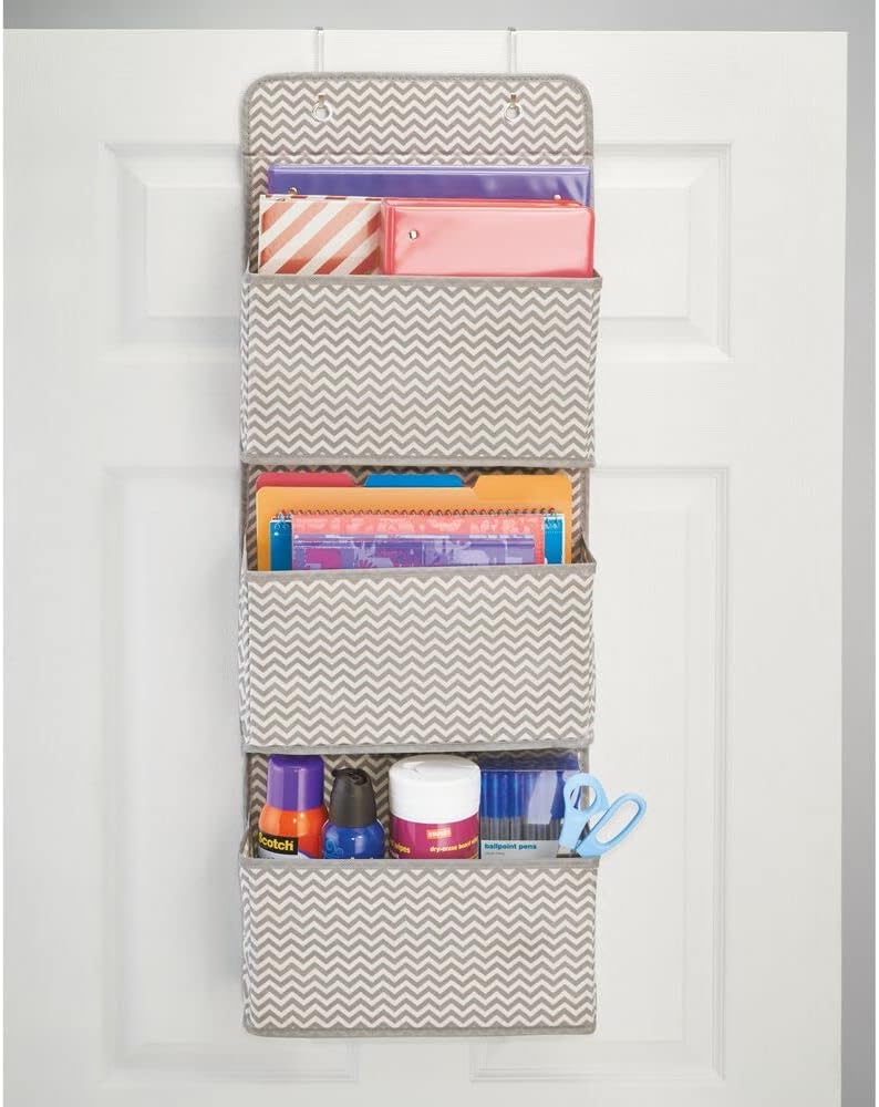 mDesign Schrank-Organizer in Chevron-Muster – Hängeorganizer mit 3 Fächern aus atmungsaktivem Polypr