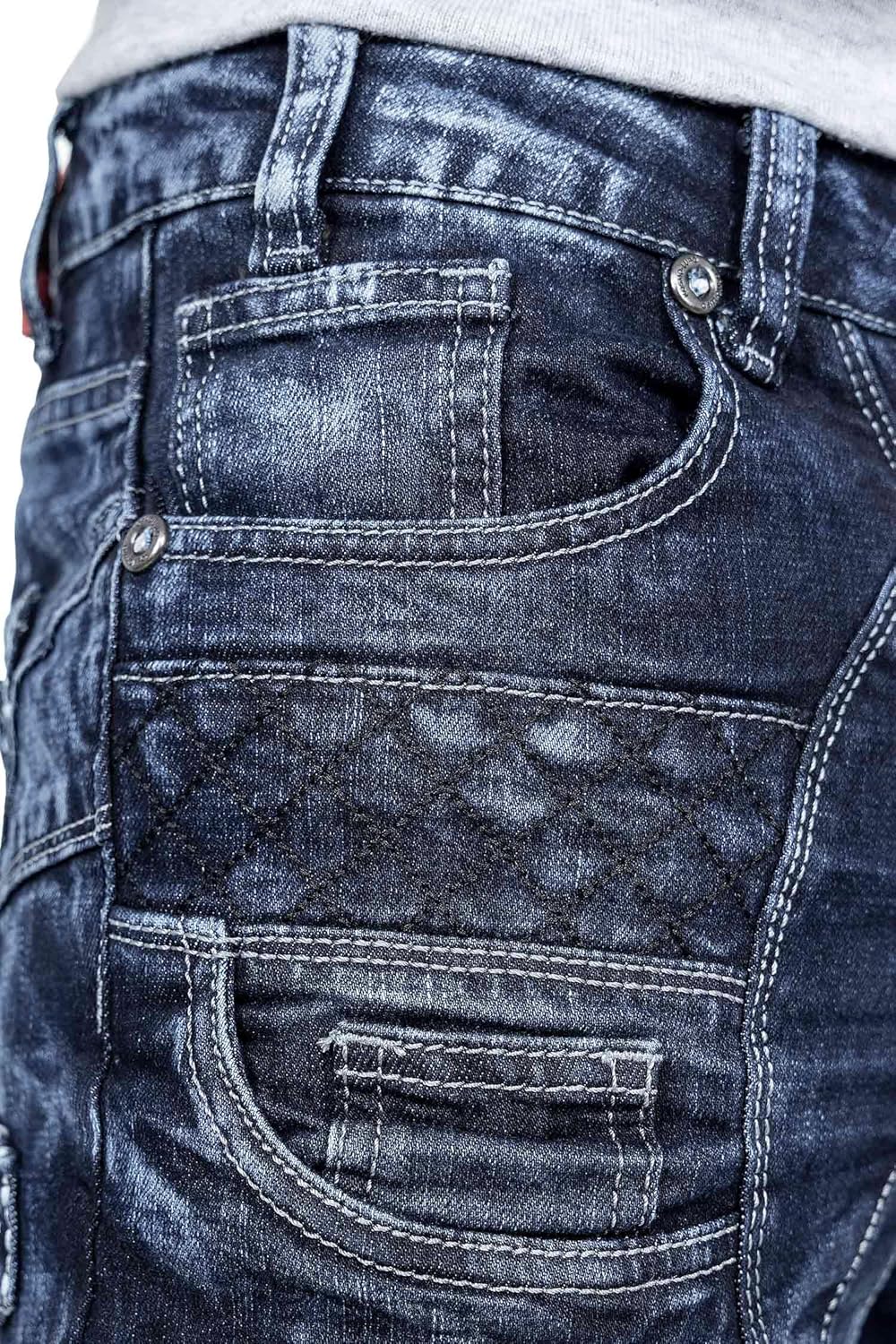 Herren Jeans – Extravagante Designer-Jeans mit Patchwork, Nieten & Kontrastnähten – Regular Fit, Den