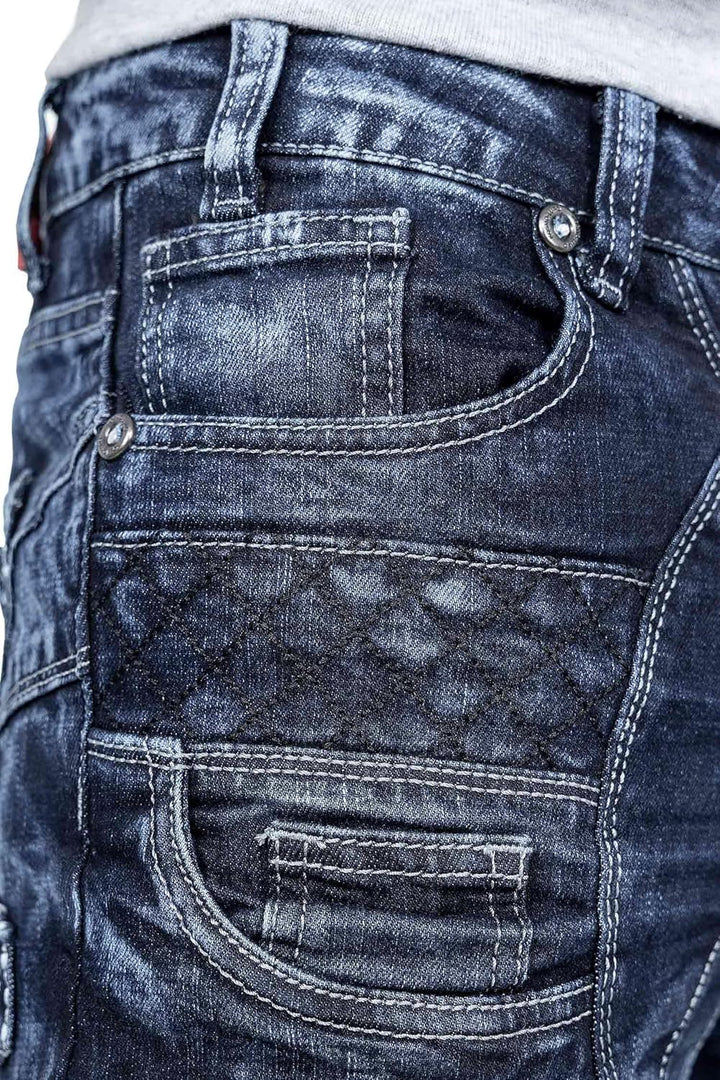 Herren Jeans – Extravagante Designer-Jeans mit Patchwork, Nieten & Kontrastnähten – Regular Fit, Den