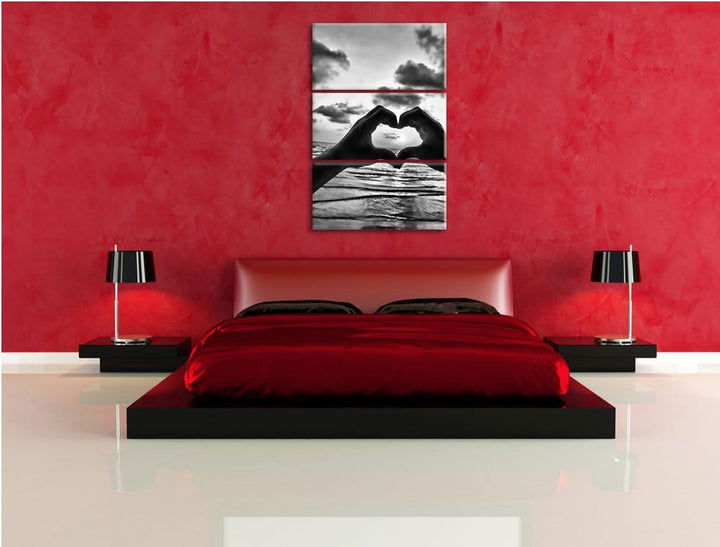 Pixxprint Händen geformtes Herz am Meer als Leinwandbild/Grösse: 3 Teilig (120x80) cm/Wandbild/Kunst