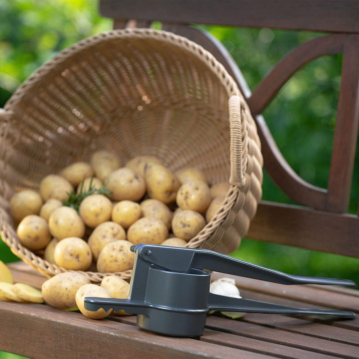 Westmark Spätzle- und Kartoffelpresse Spätzlepress "Special Dark Edition", Länge: 41 cm, mit runder