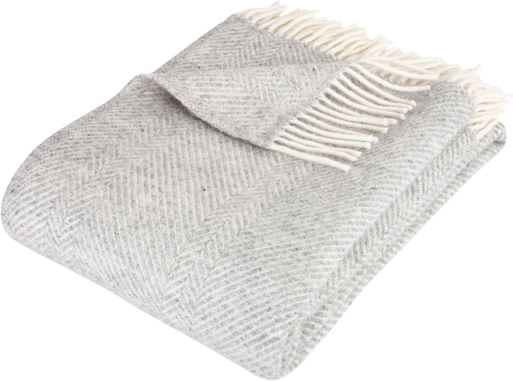 Arctic Wolldecke Herringbone - Hochwertiges Plaid mit Fischgrätmuster im Scandi Design - 100% Schurw