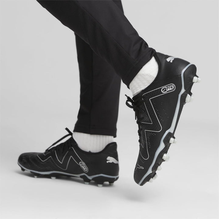 PUMA Herren Future Play Fg/Ag Fussballschuh 42.5 EU Puma Black Puma Silver, 42.5 EU Puma Black Puma