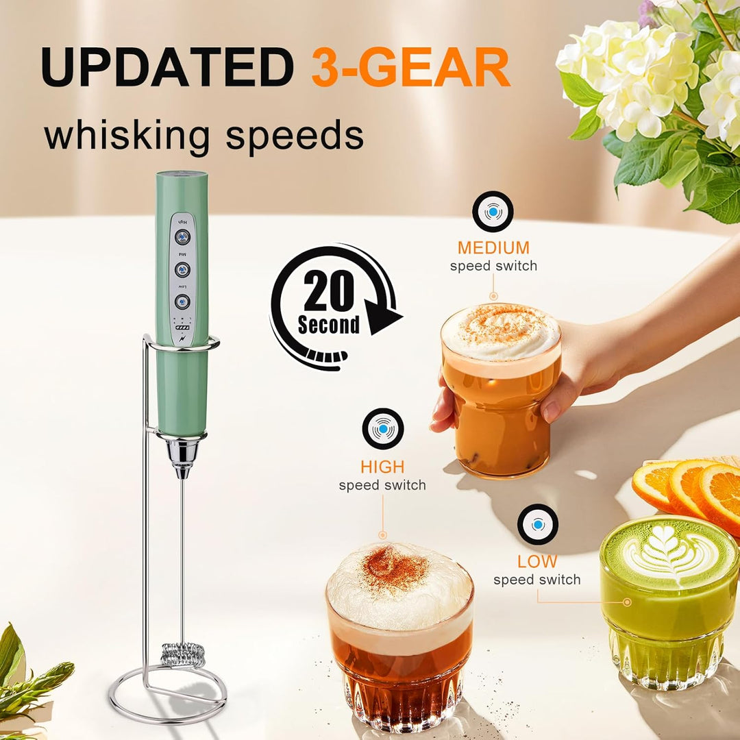 YUSWKO Wiederaufladbarer Milchaufschäumer für Kaffee mit Ständer, Handheld Getränkemixer mit 3 Köpfe