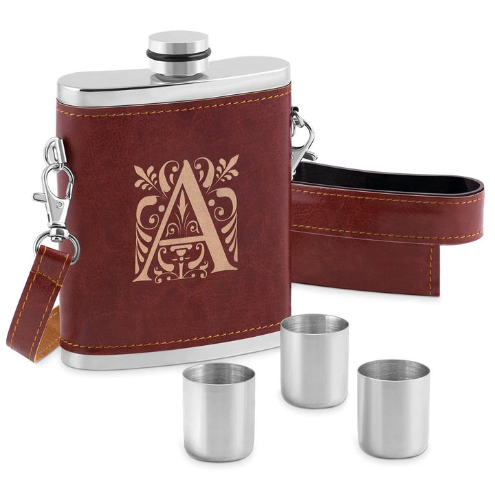 Maverton Flachmann mit Gravur - personalisiert - 250 ml - aus Edelstahl - 3x10 ml Pinnchen - Lederet