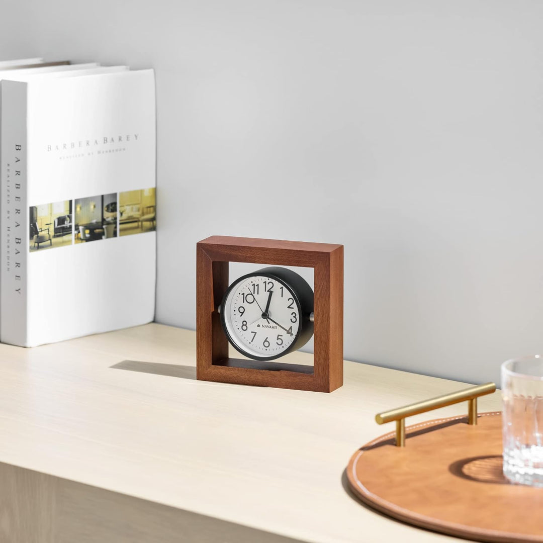 Navaris Analog Holz Tischuhr Quadrat Design - 13,2 x 13,2 x 4,3cm - analoge Uhr ohne Ticken weisses