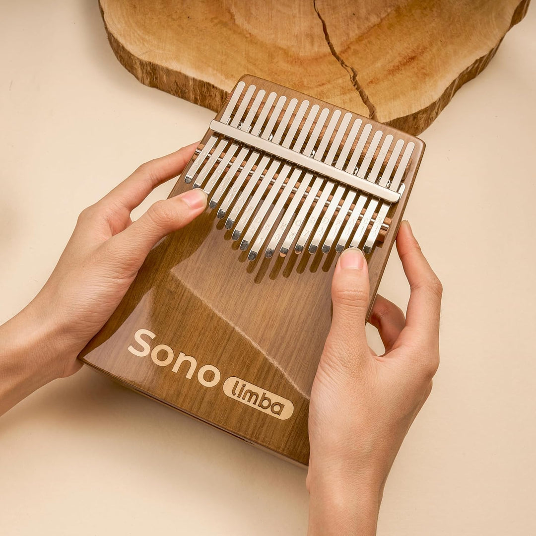 Kalimba "Sonolimba" mit 17 Schlüsseln in C - Dur aus Walnussholz - Daumenklavier inkl. Set mit Liede