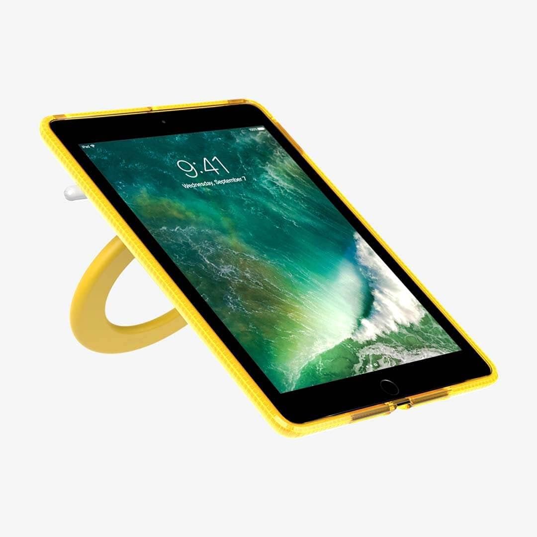 Tech21 Evo Play2 mit Stifthalter für iPad 5. / 6. Generation, Gelb iPad 5th &amp; 6th Gen gelb, iPad 5th