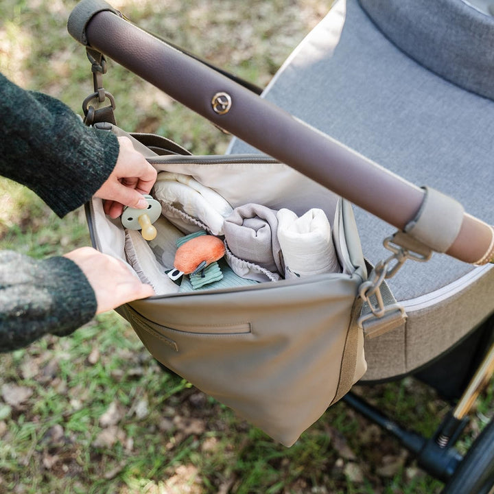 Done by Deer Kinderwagen Tasche – Wickeltasche Taupe – Stroller Bag mit Haken für Kinderwagen, wasse
