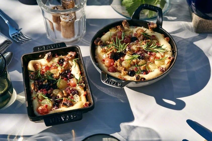 Staub Mini-Auflaufform, rund (12 cm, 0,25 L mit mattschwarzer Emaillierung im Inneren der Auflauffor