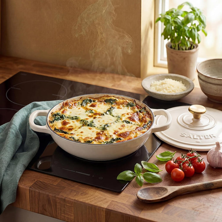 SALTER Chester Flacher Gusseisen-Auflauftopf – 30 cm Dutch Oven, Selbstschöpfender Deckel, Langlebig