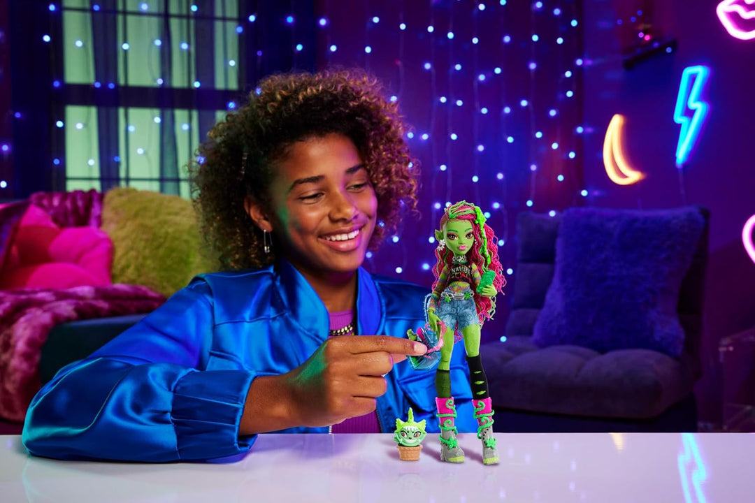 Monster High Venus McFlytrap-Puppe mit Pflanzenmonstertier Katze Chewlian und Zubehör wie Rucksack,