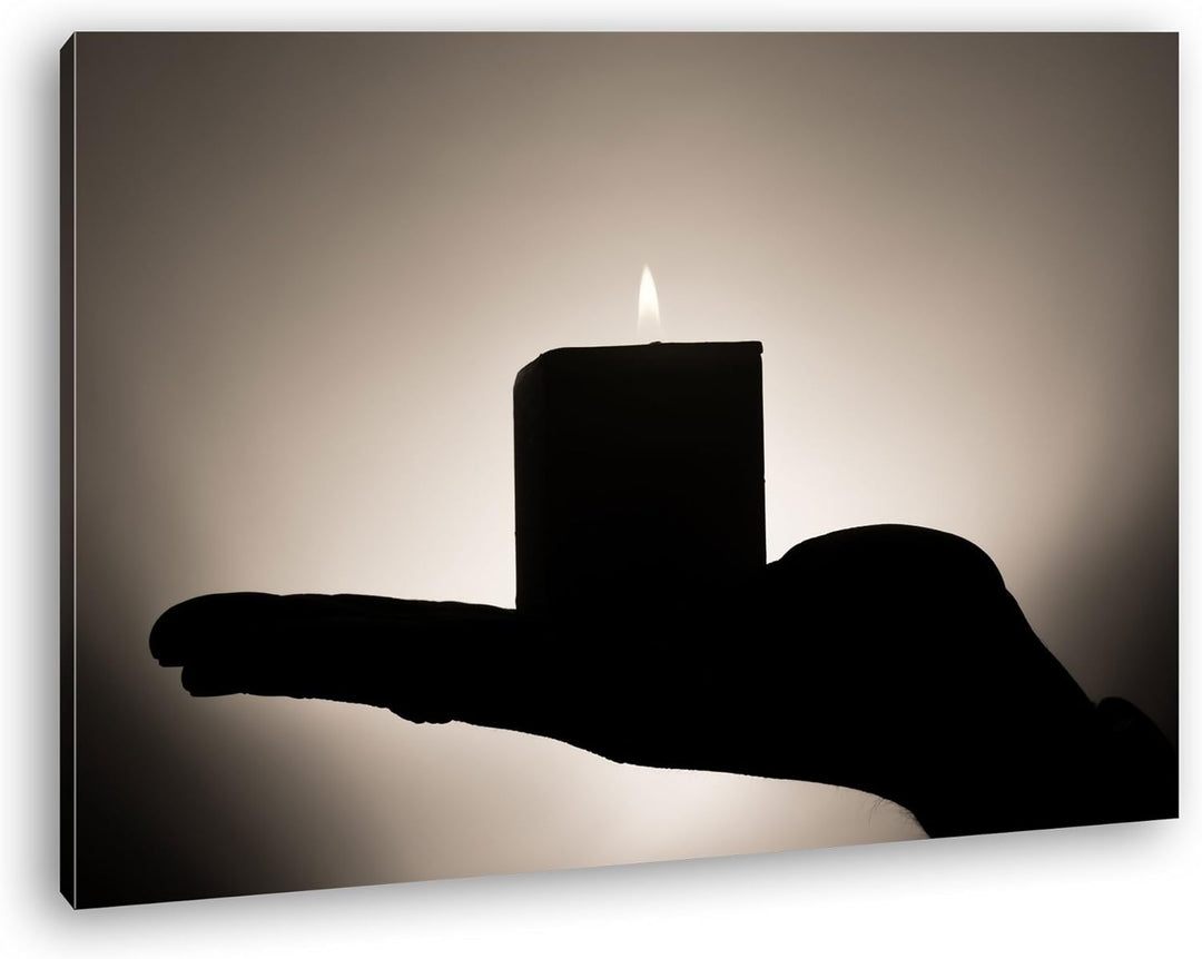 Silhouette einer Kerze auf der Hand Format: 80x60 als Leinwand, Motiv fertig gerahmt auf Echtholzrah