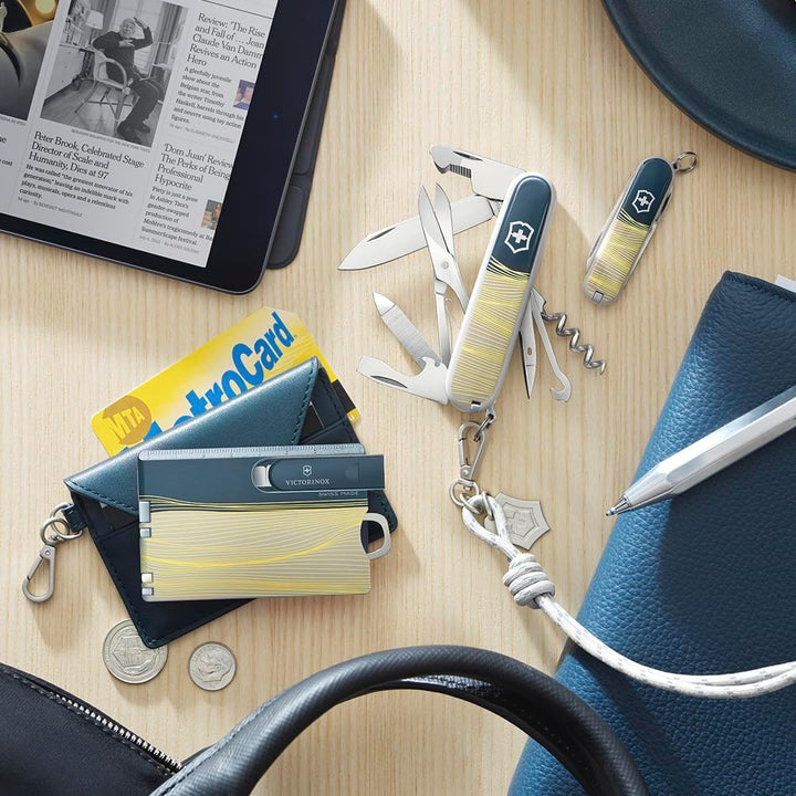 Victorinox Taschenmesser Classic SD, 7 Funktionen, Swiss Made, Multitool für Frauen, Schlüsselanhäng