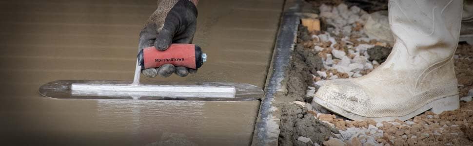 Vollabgerundete Glättkelle - Gebogener Holzgriff, Carbonstahl, 356x102 mm