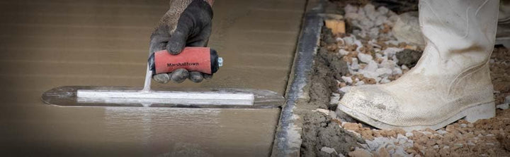 Vollabgerundete Glättkelle - Gebogener Holzgriff, Carbonstahl, 356x102 mm