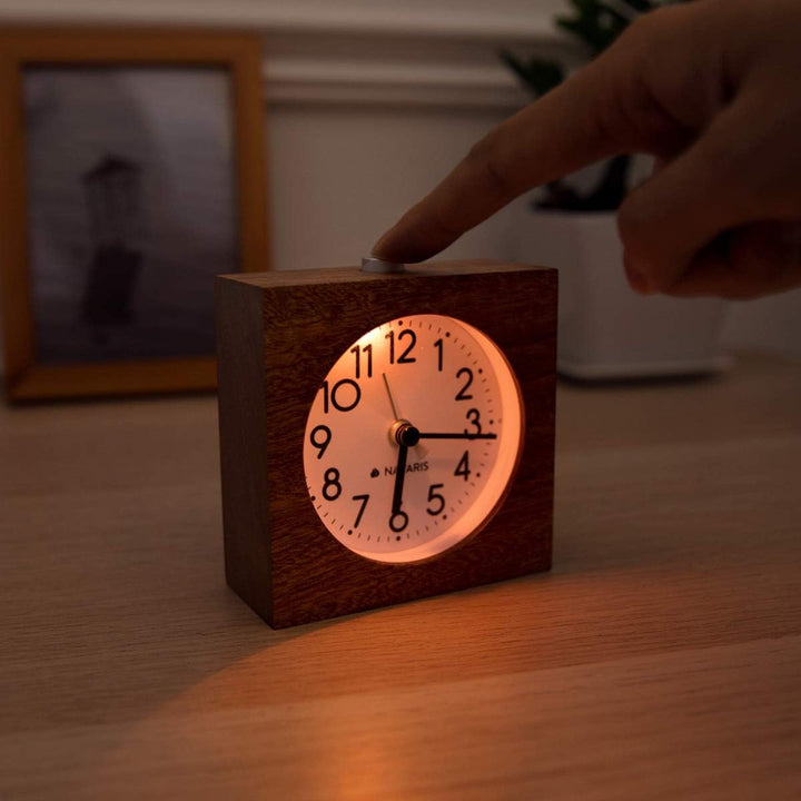 Navaris Analog Holz Wecker mit Snooze - Retro Uhr im Viereck Design mit Ziffernblatt Alarm - Leise T