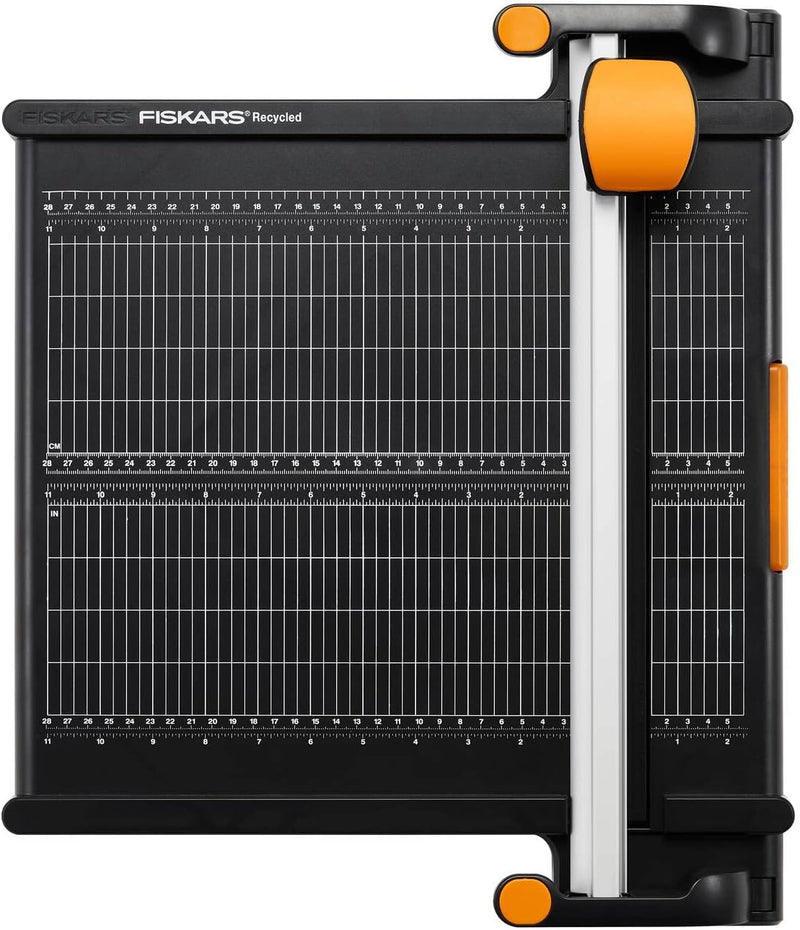 Fiskars Recycelte Titanium Papierschneidemaschine, Ø 45 mm, A4, Schwarz/Orange, 1004640 Titanium A4