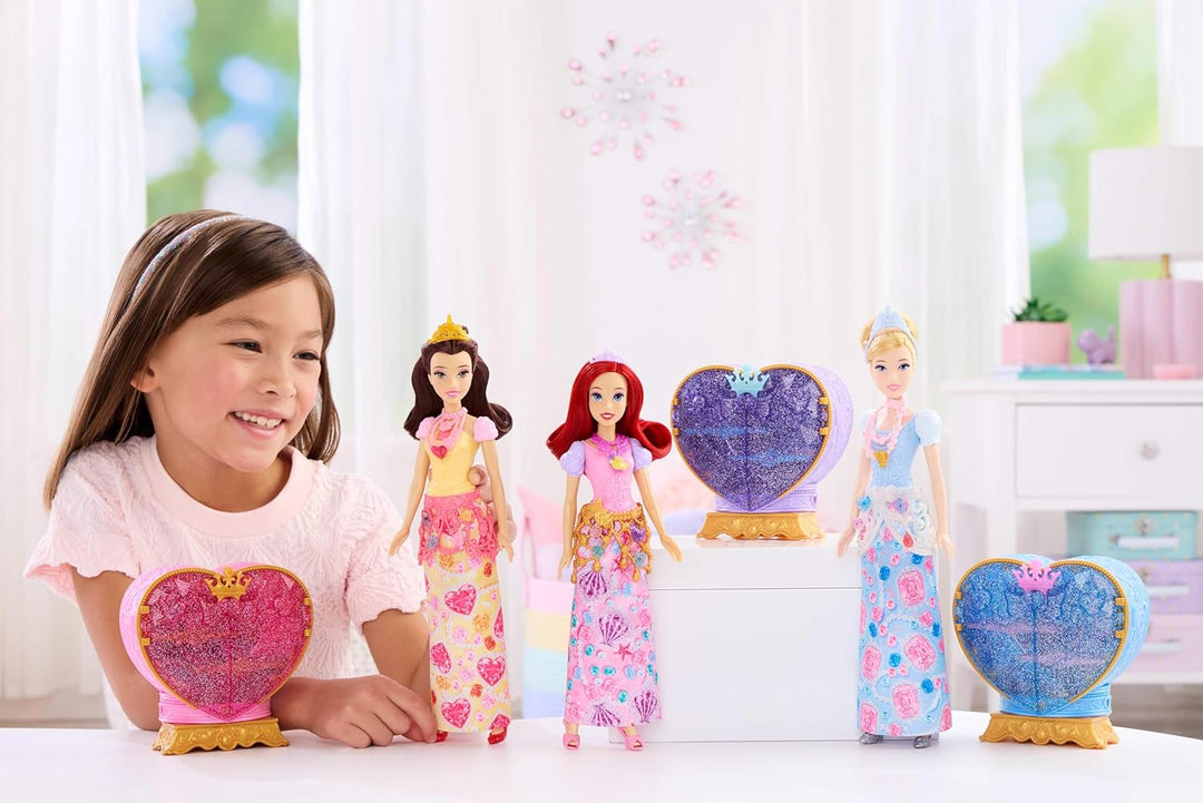Mattel Disney Princess Cinderella Modepuppe und Zubehörteile mit 8 Überraschungen, darunter herzförm