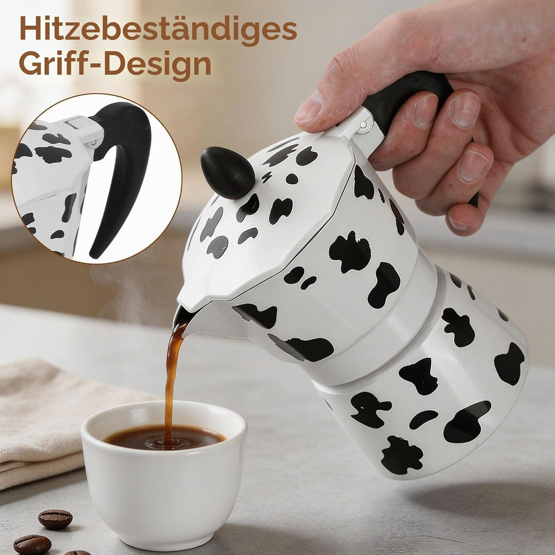 Espressokocher auf dem Herd, Espressotasse aus Aluminium im klassischen italienischen Stil, Mokkakan