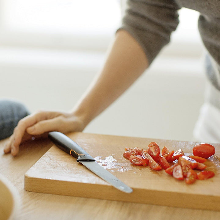 Fiskars Tomatenmesser, Modernes Design, Gezahnte Klinge, Gesamtlänge: 25 cm, Qualitätsstahl/Kunststo