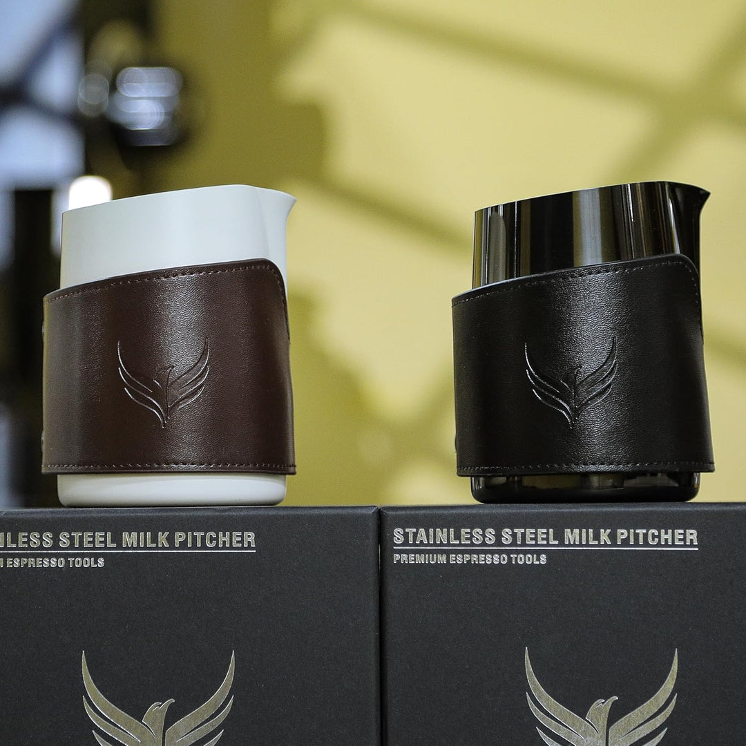 KNODOS Milchkännchen, griffloser Latte-Dampfkrug (weiss, 400 ml, 14 oz) mit Lederhülle, Milchaufschä