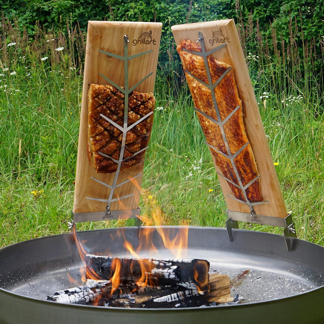grillart® Premium Flammlachsbrett mit Halterung (Birkenholz) aus Edelstahl für herrlichen Flammlachs