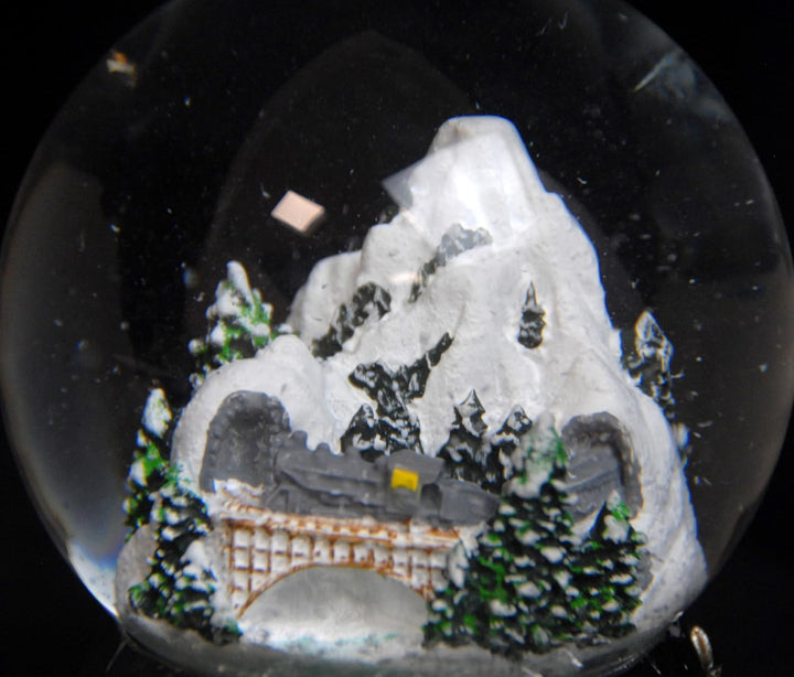 Weihnachts-Schneekugel mit Musik | Berglandschaft mit Brücke | Sockel weiss Ornament | 100mm breit,