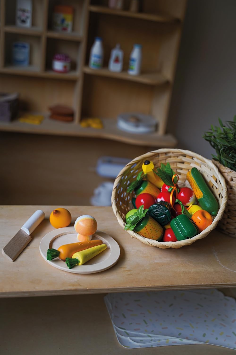goki 51660 Obst- und Gemüse-Set, Holz, 22-teilig, im Holzkorb, Ø 21 cm, Spiellebensmittel für Kaufla