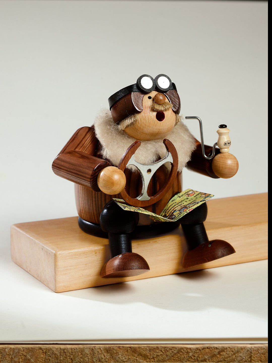 KWO Olbernhau Räuchermann Kantenhocker-Pilot, 15 cm, Mehrfarbig